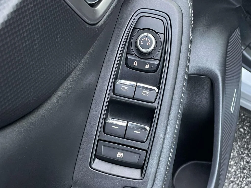 Used 2020 Ice Silver Metallic Subaru Limited image 6