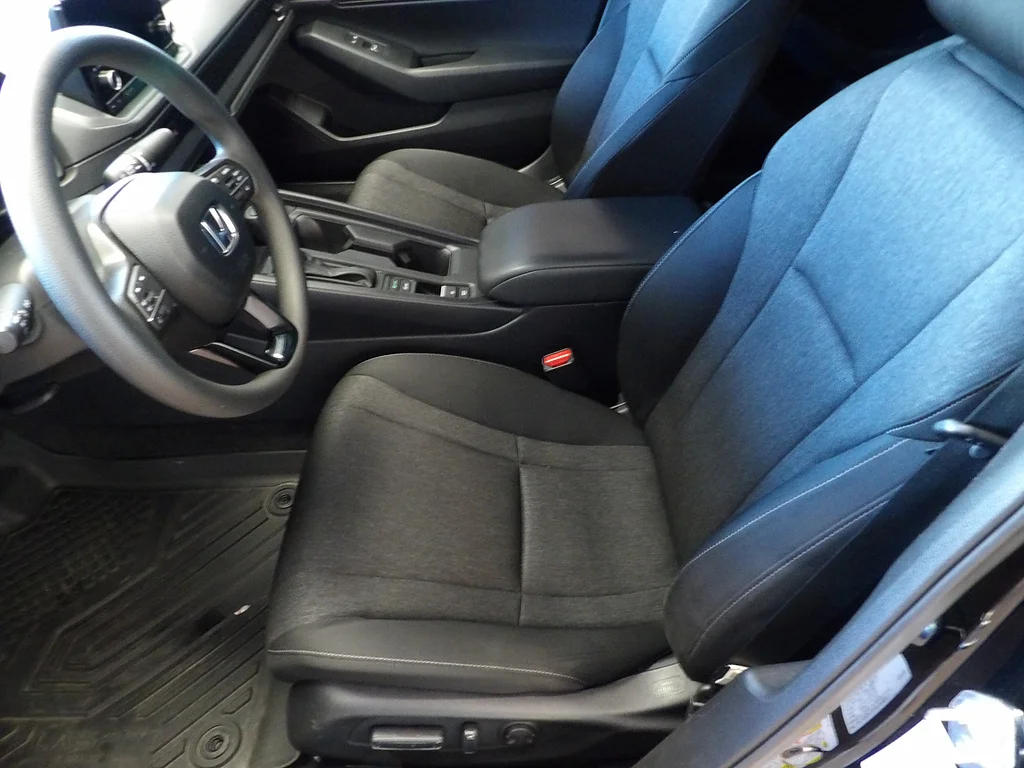 Used 2025 Crystal Black Pearl Honda SE image 21