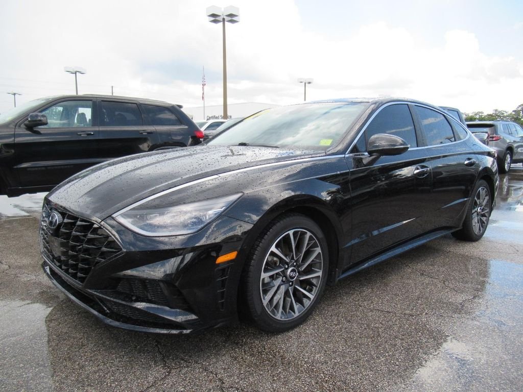 Used 2022 Black Hyundai Limited image 3