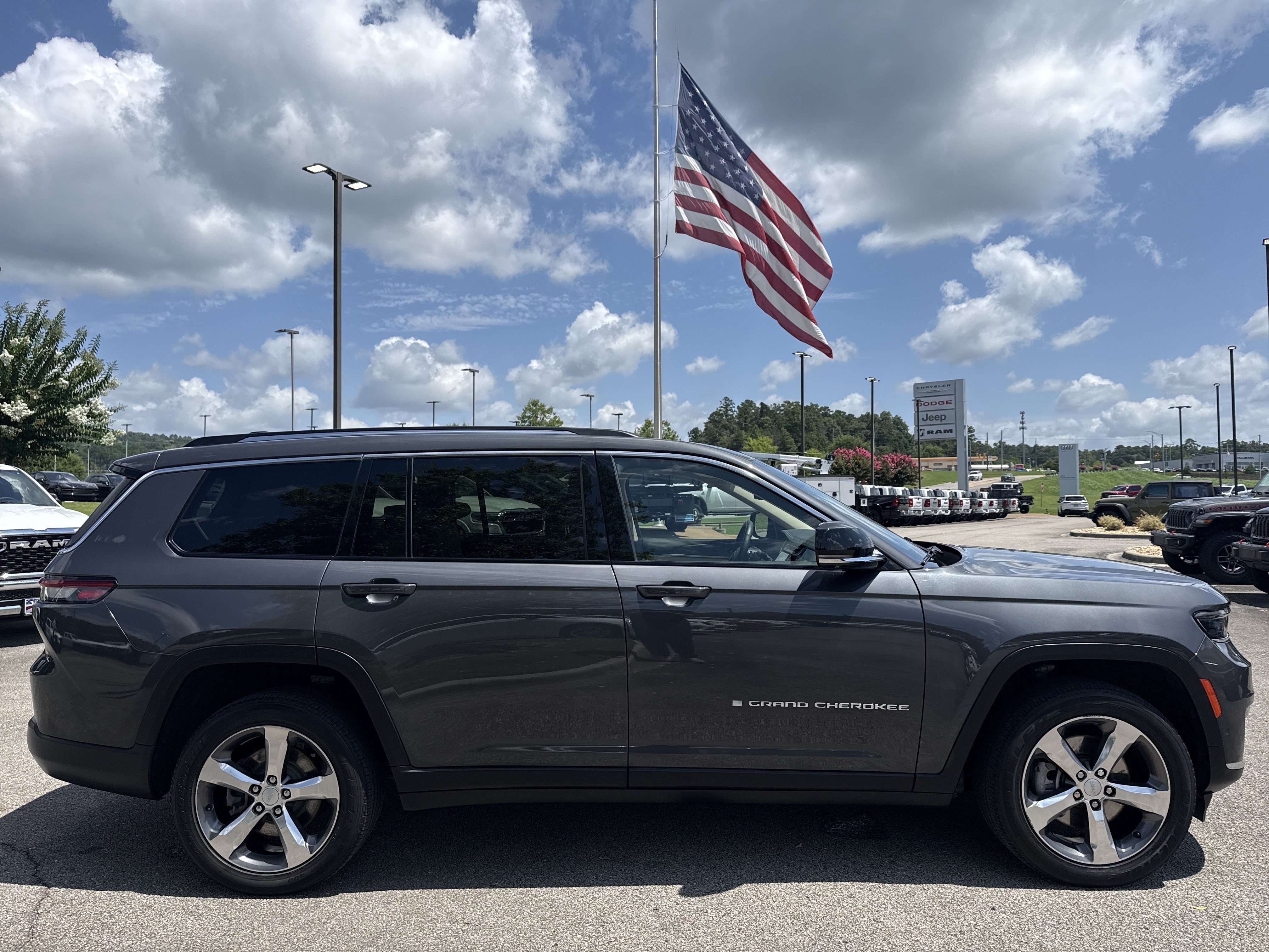 Used 2022 Baltic Gray Metallic Clearcoat Jeep Limited image 8