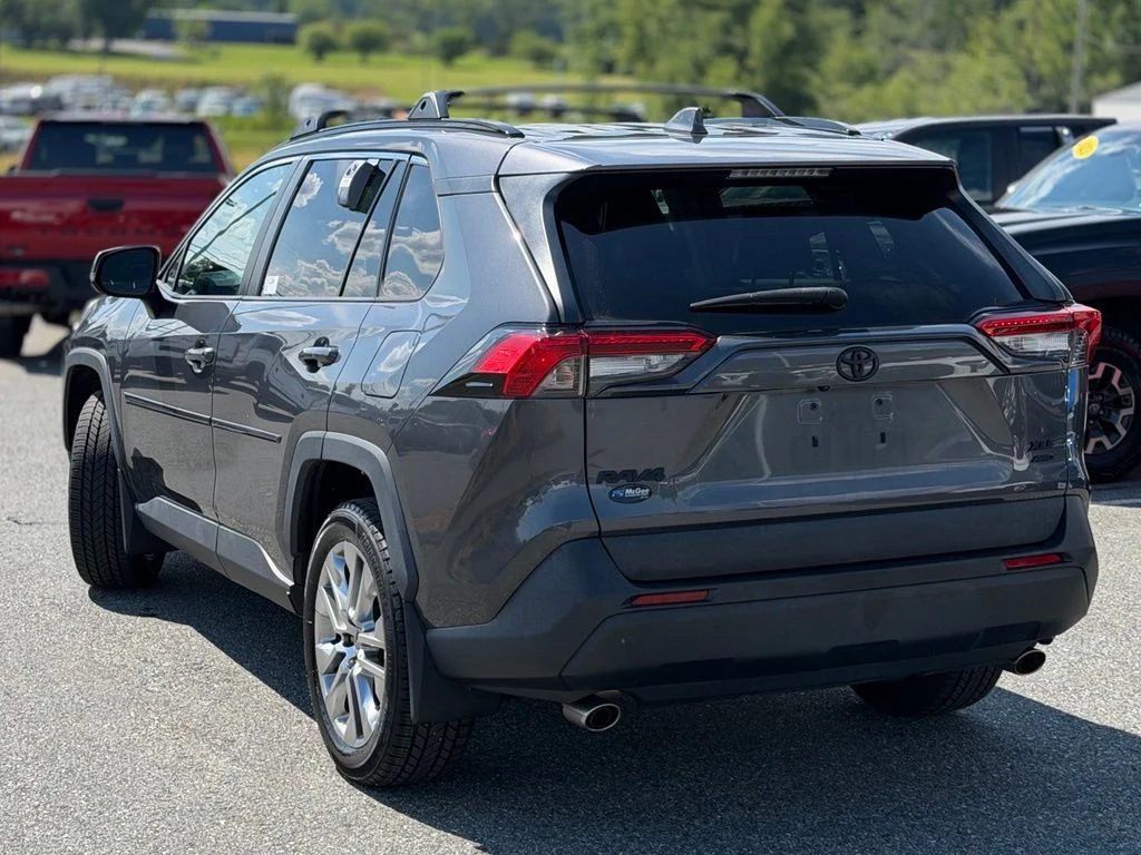 Used 2020 Gray Toyota XLE Premium image 3