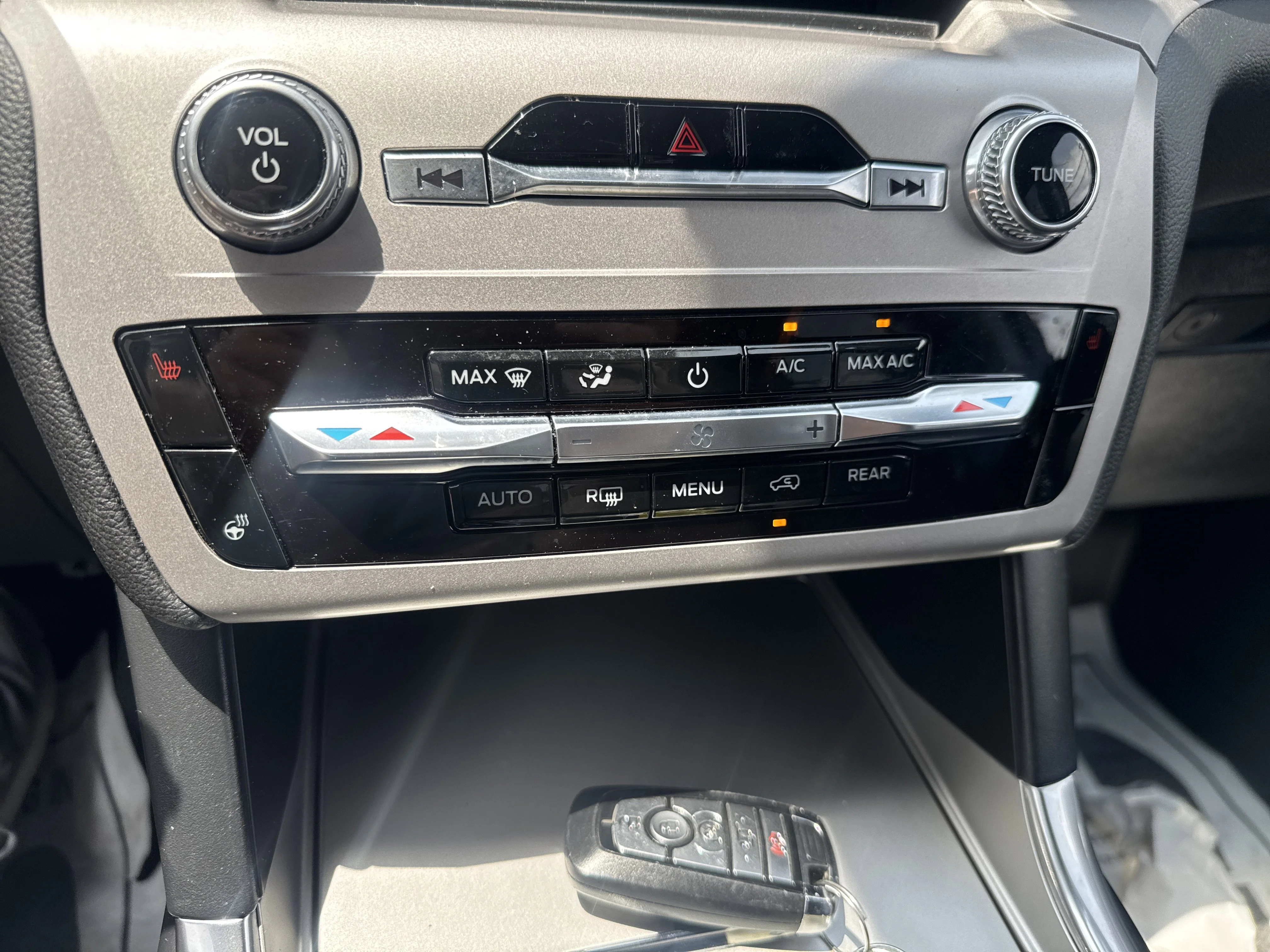 Used 2023 Star White Metallic Tri-Coat Ford XLT image 26