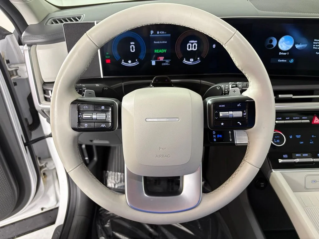 Used 2025 White Hyundai SEL image 19