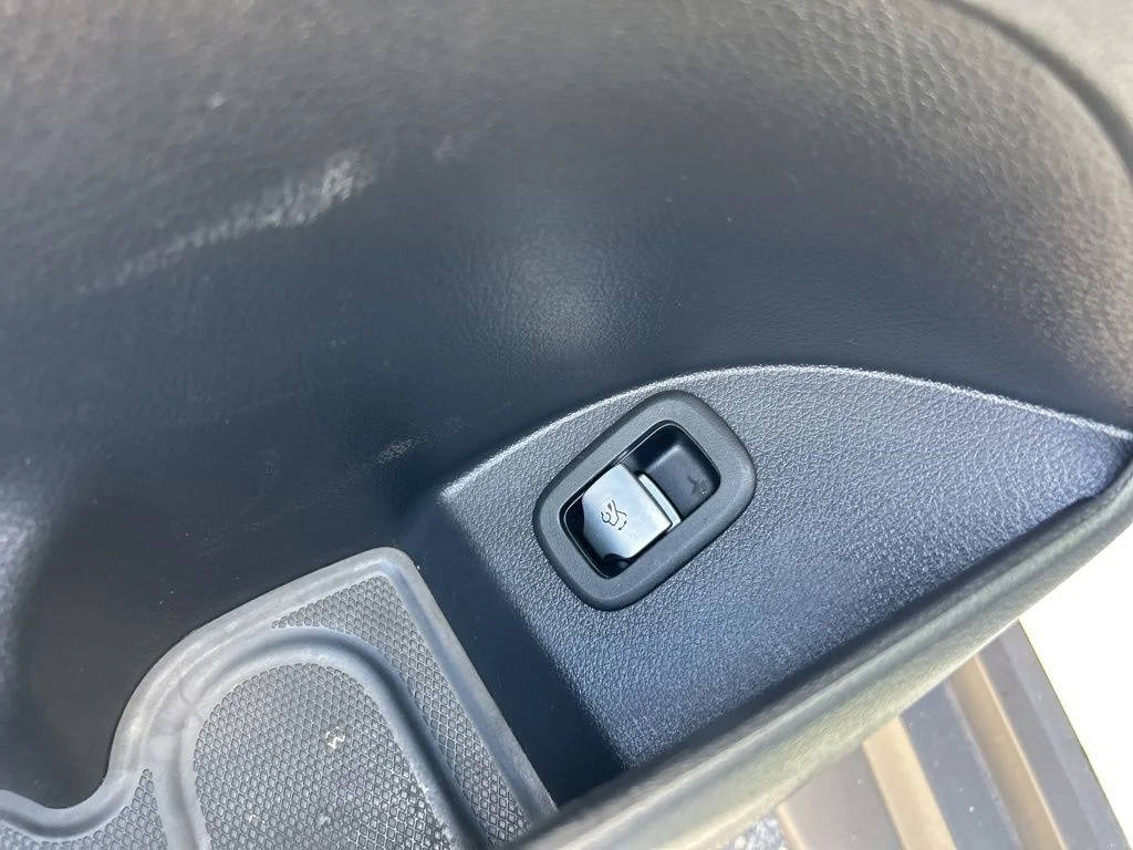 Used 2025  Mercedes-Benz GLC 300 image 30