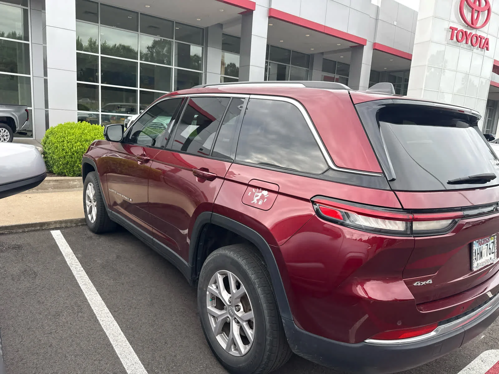 Used 2022 Velvet Red Pearlcoat Jeep Limited image 5