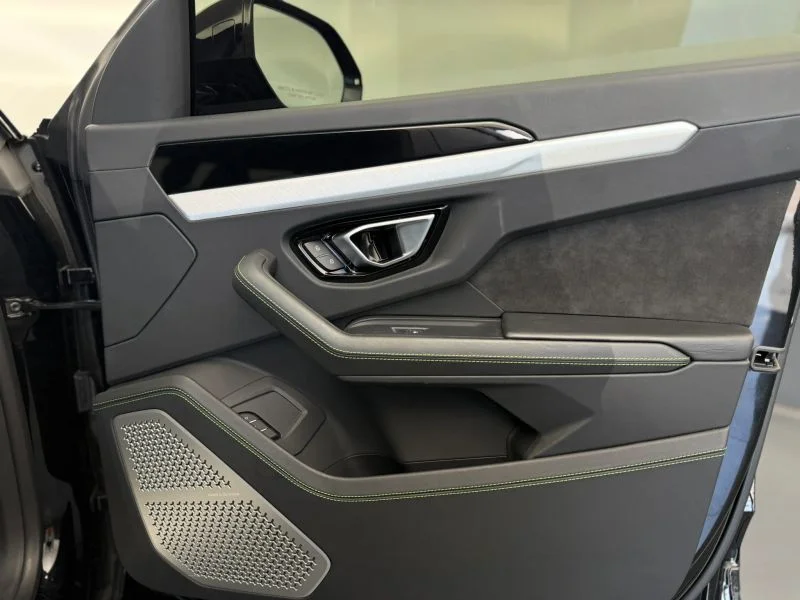 Used 2022  Lamborghini Sport Utility 4D image 32