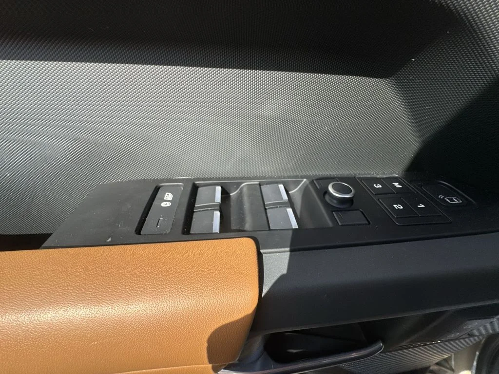 Used 2020  Land Rover X image 13