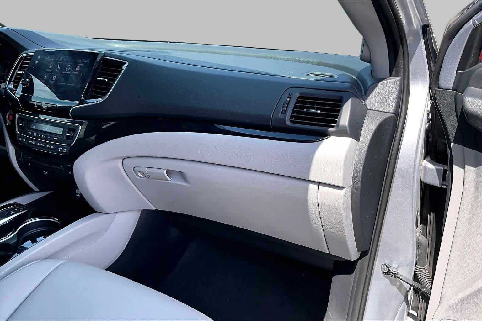 Used 2019 Lunar Silver Metallic Honda Touring 8-Passenger image 17