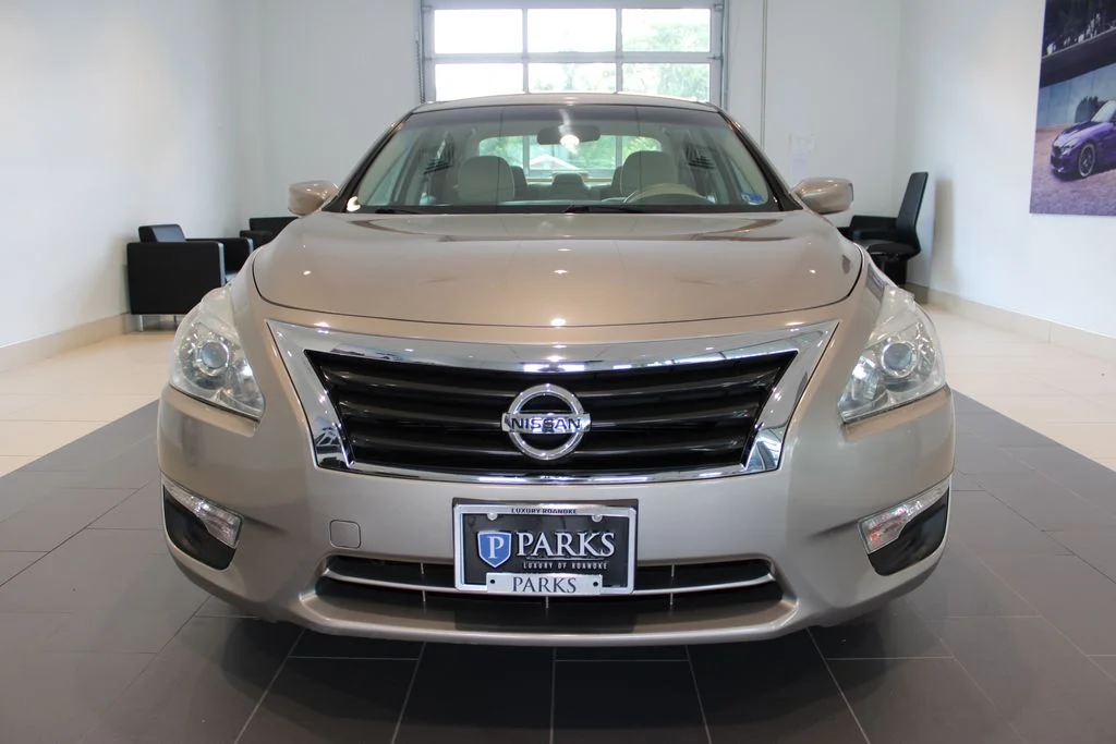 Used 2014 Beige Nissan 2.5 S image 13