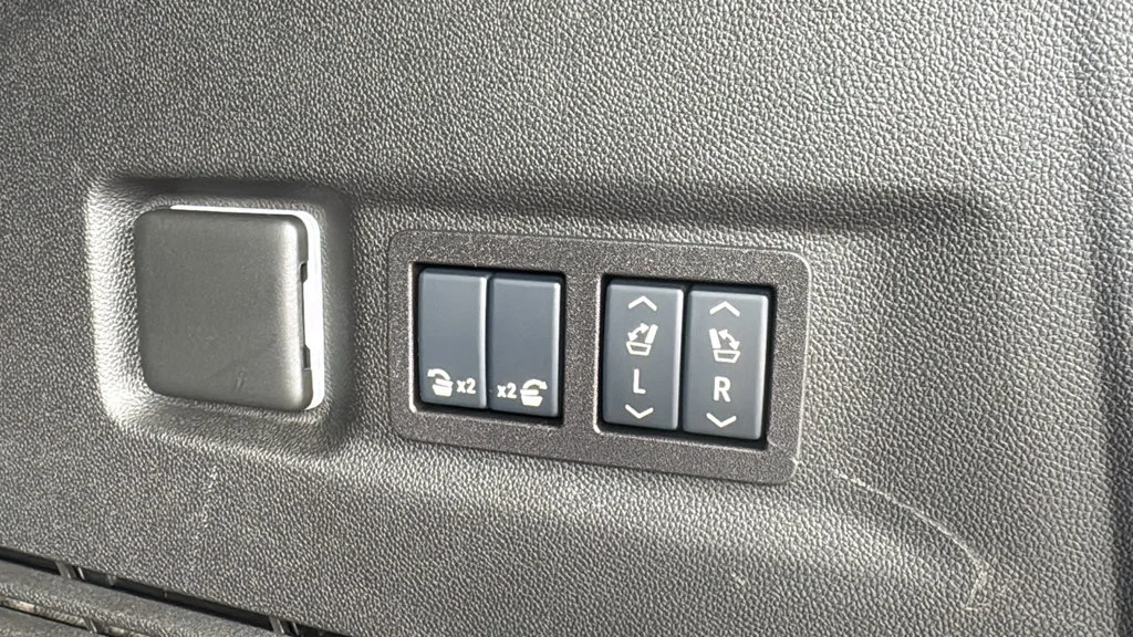 Used 2025 Iridescent Pearl Tricoat Chevrolet High Country image 12