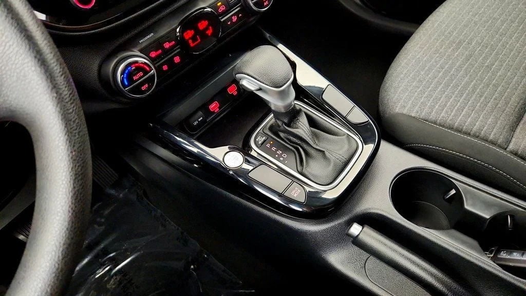 Used 2022 Snow White Pearl Kia S IVT image 15