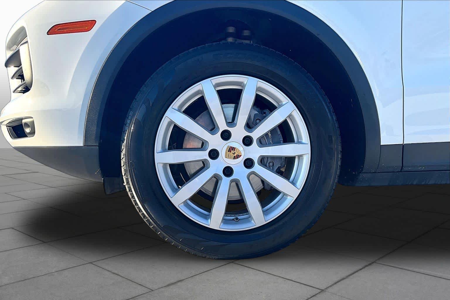 Used 2019  Porsche  image 9