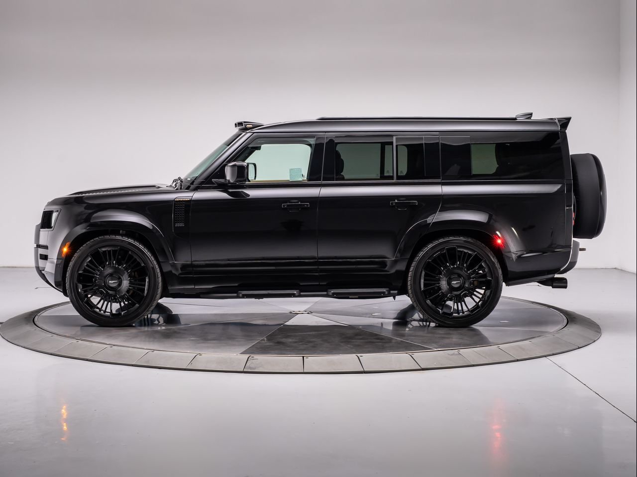 New 2026 Santorini Black Land Rover P500 V8 image 2