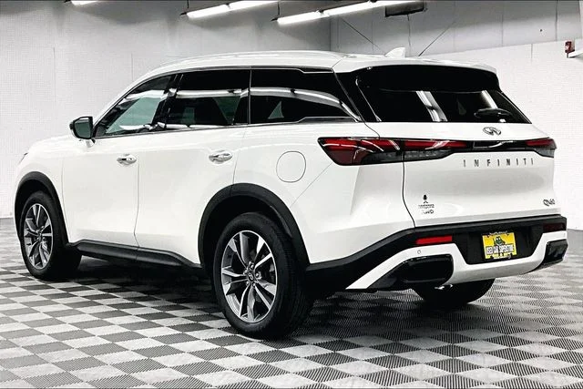 Used 2024 Majestic White INFINITI LUXE image 2