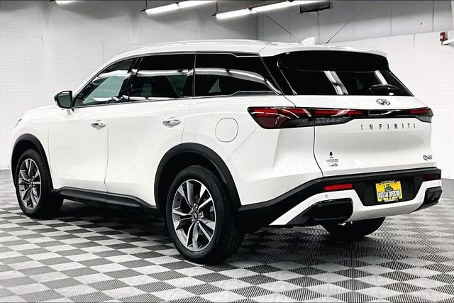 Used 2024 Majestic White INFINITI LUXE image 2