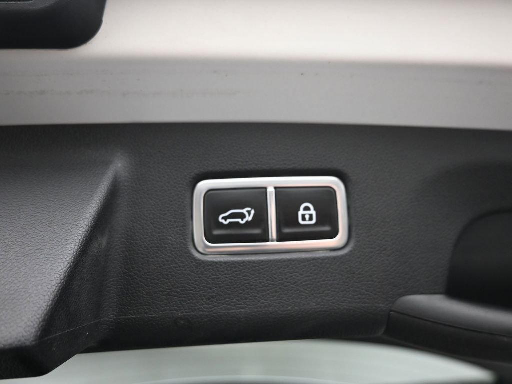 Used 2023 White Kia X-Line SX Prestige image 12