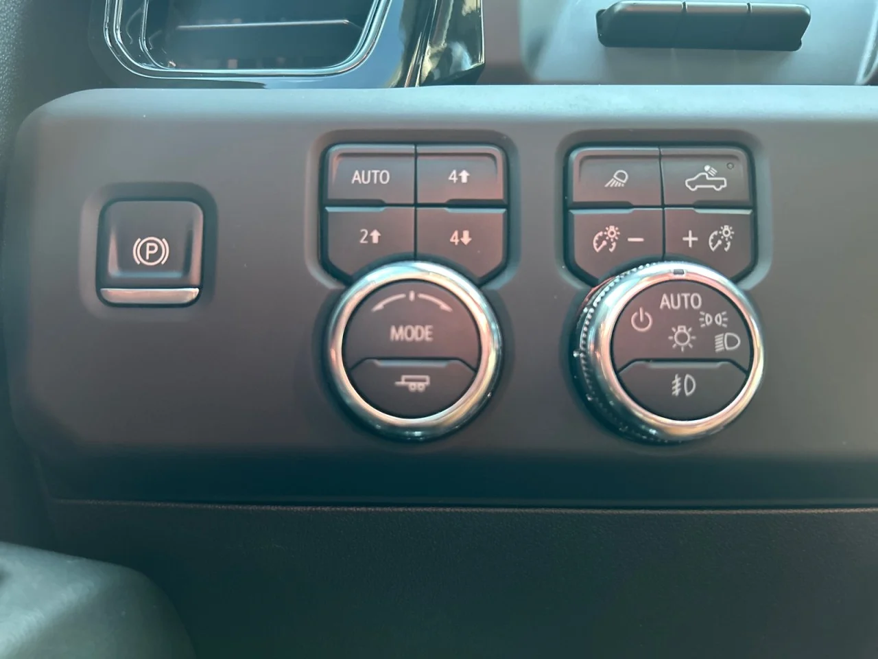 Used 2025 Summit White GMC AT4 image 16