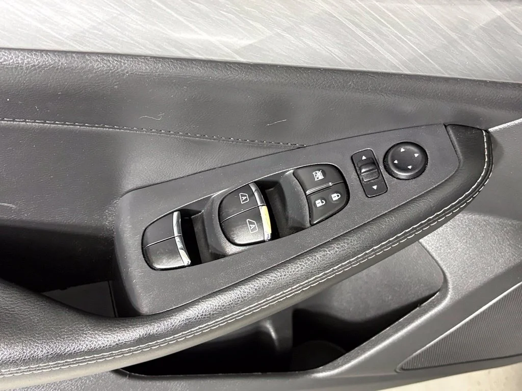 Used 2018 Silver Nissan 3.5 SL image 13