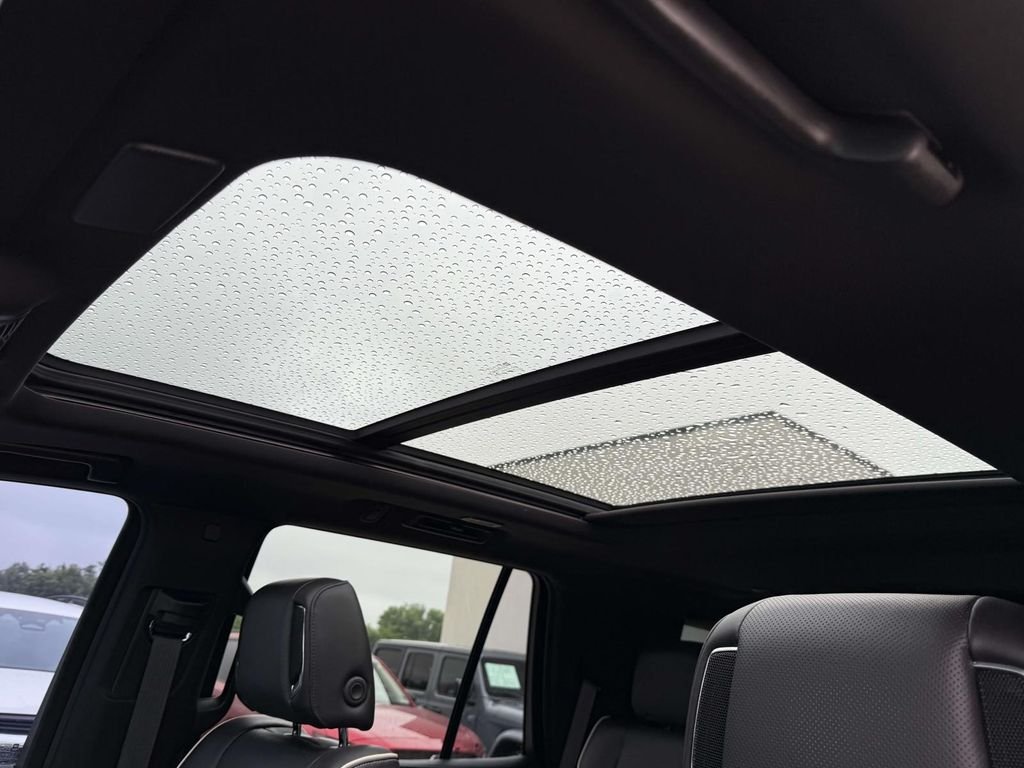 Used 2022 White Cadillac Sport image 4