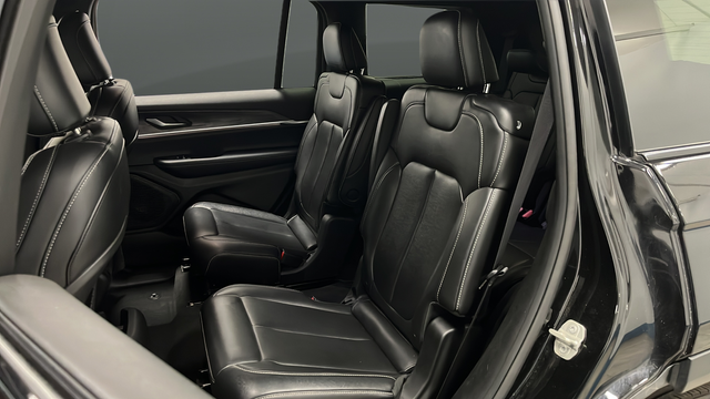 Used 2024 Diamond Black Crystal Pearlcoat Jeep Limited image 22