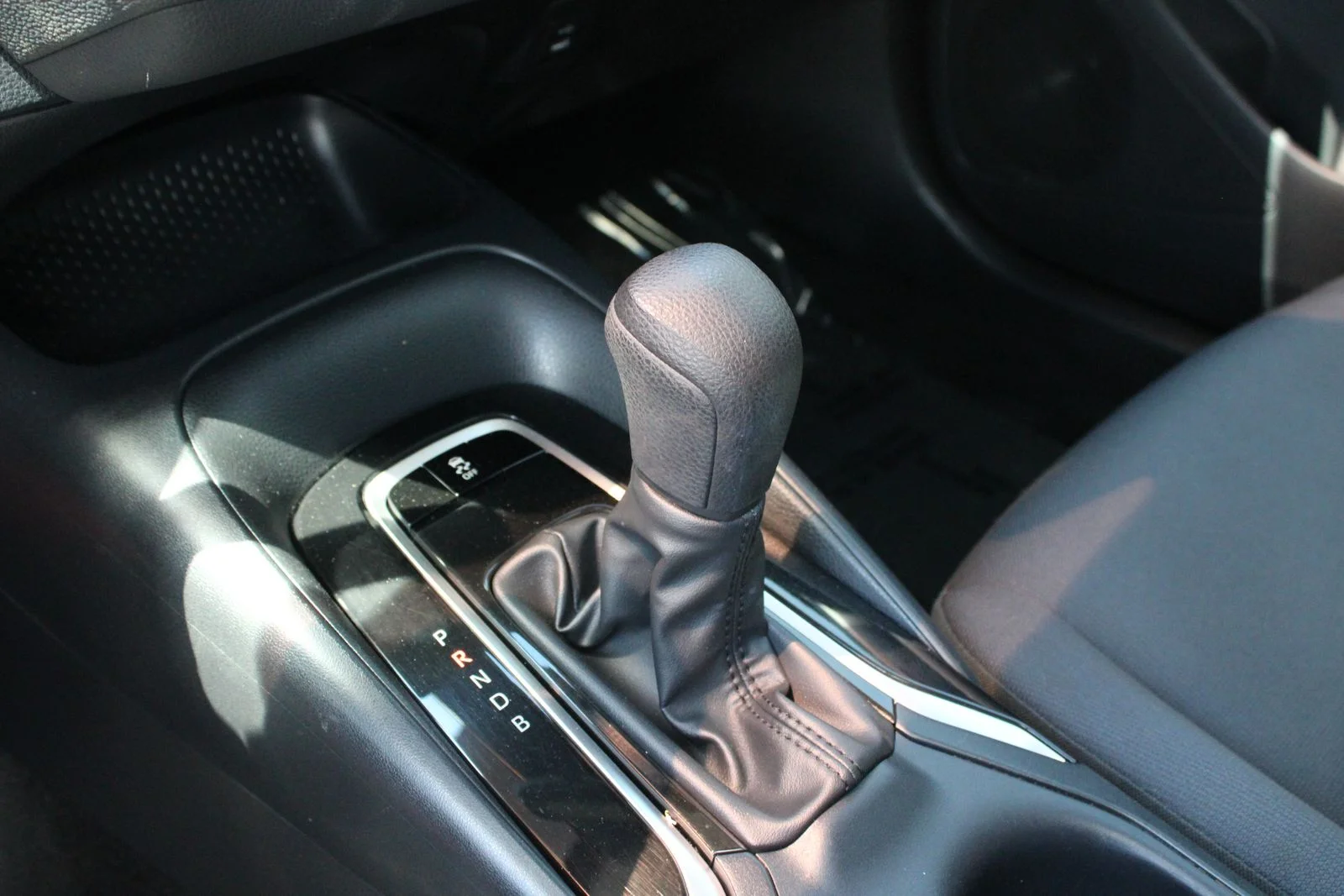 Used 2023  Toyota LE image 19
