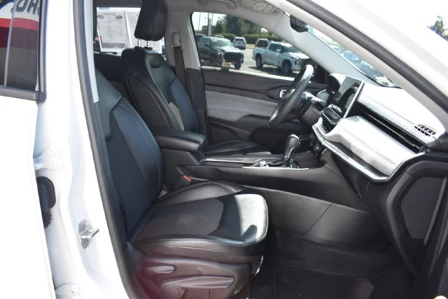 Used 2022 White Jeep Latitude image 19
