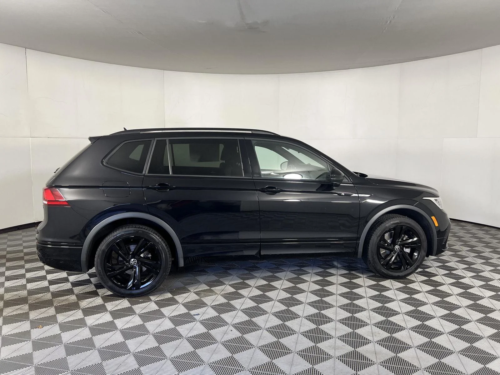 Used 2024  Volkswagen SE R-Line Black image 13