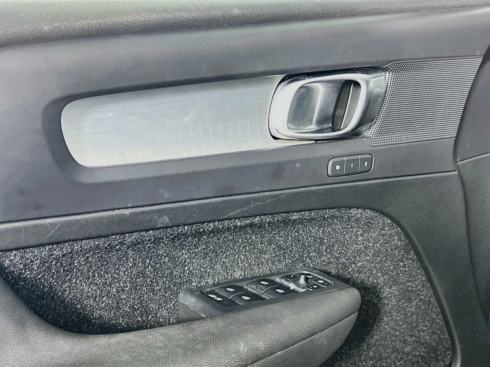 Used 2021 DENIM BLUE METALL Volvo Momentum image 18