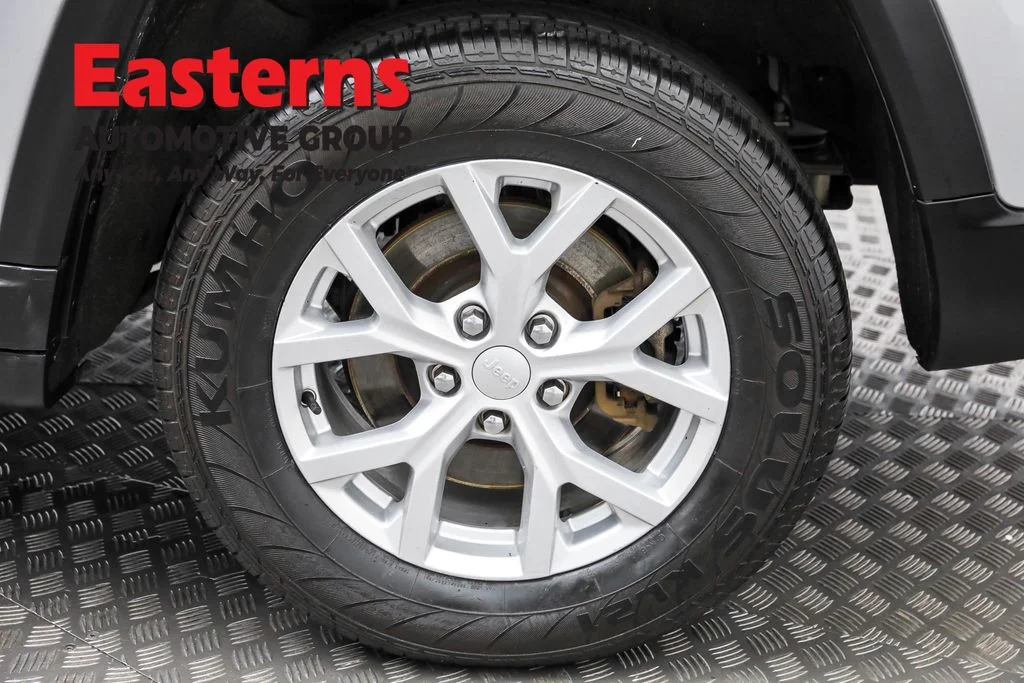 Used 2023 Silver Jeep Limited image 33