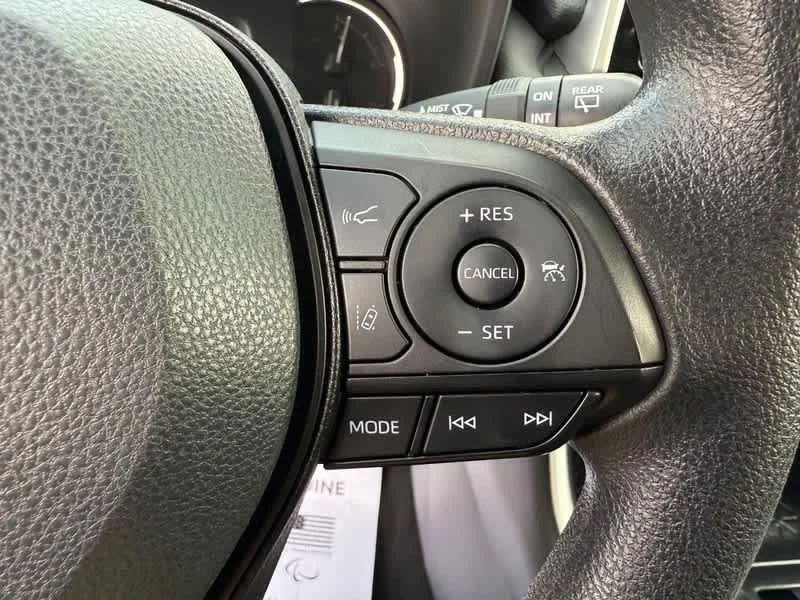 2025 Toyota RAV4 XLE - Photo 14