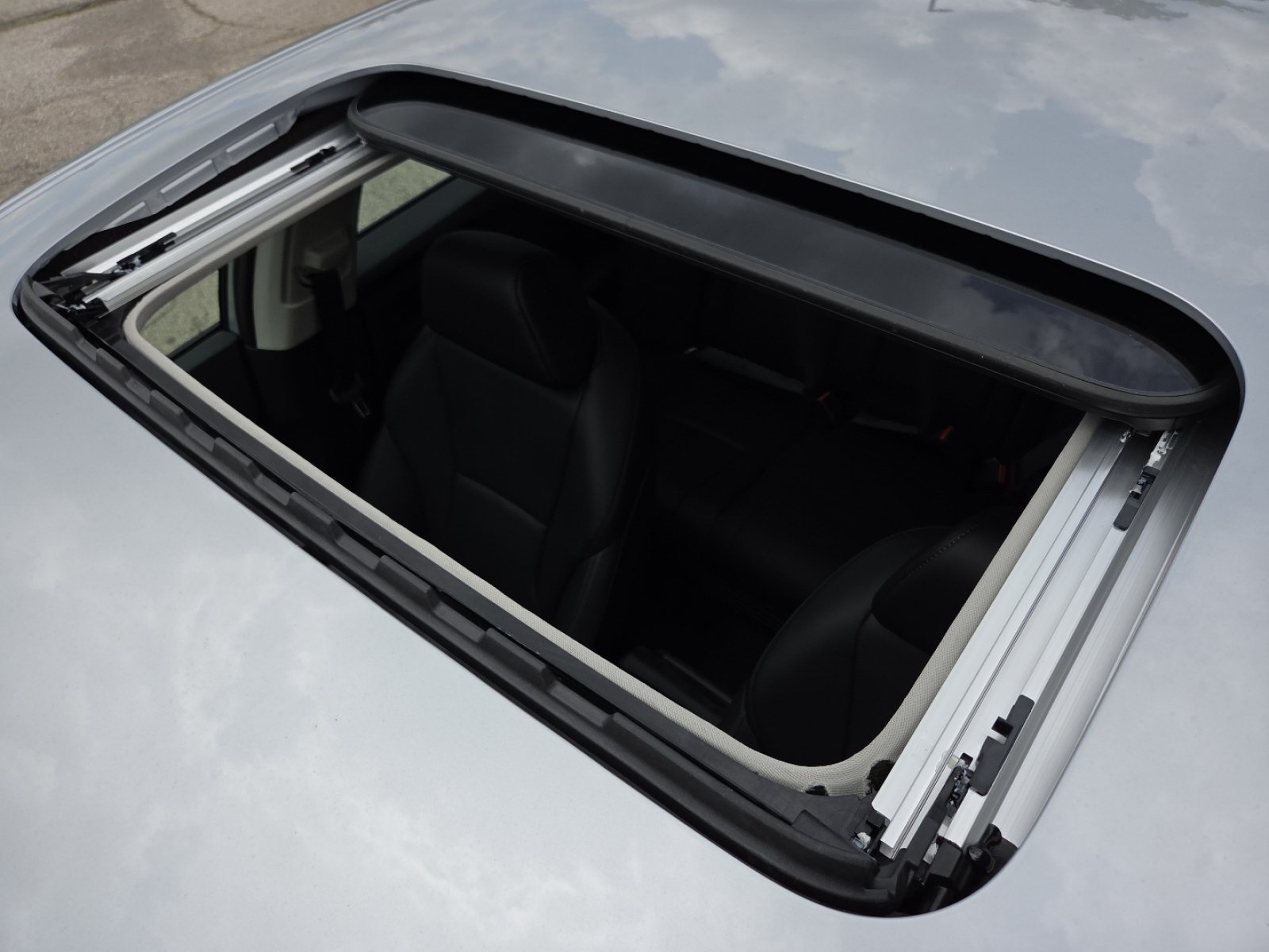 New 2026 Solar Silver Metallic Honda Touring image 3
