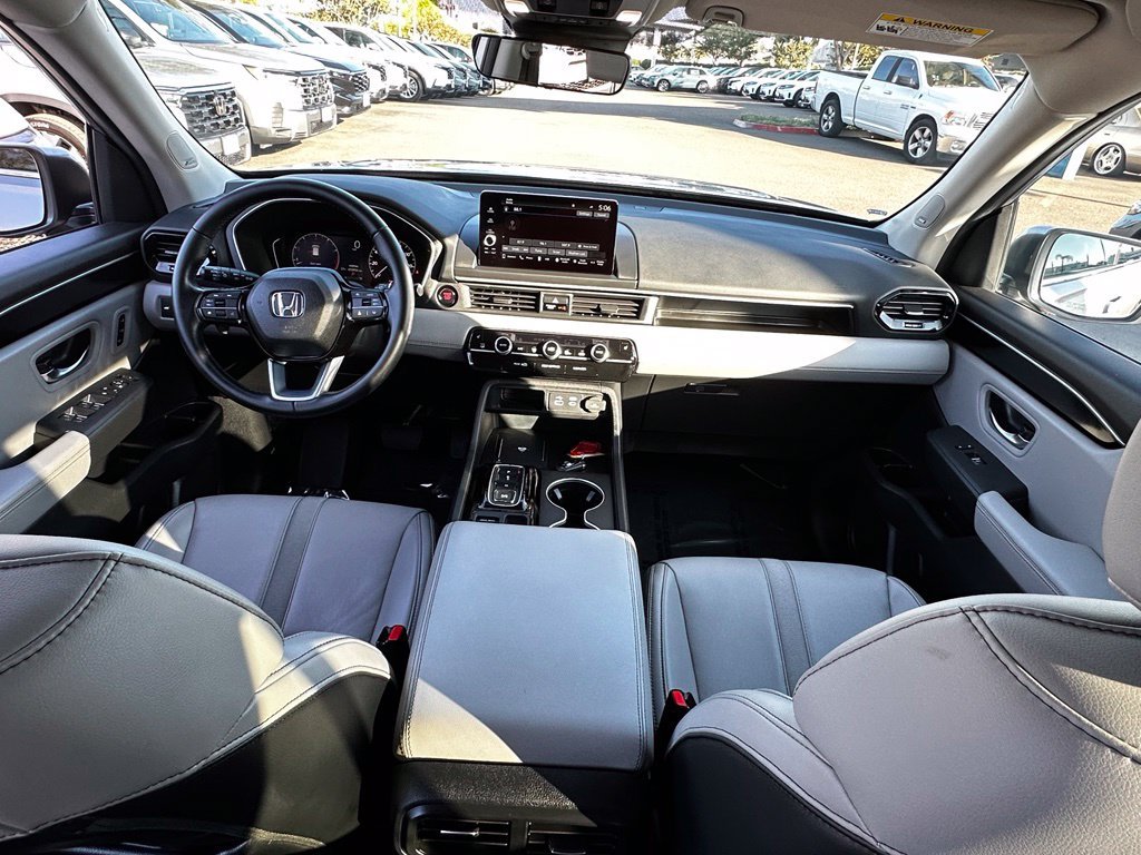 Used 2025 Lunar Silver Metallic Honda Touring image 20