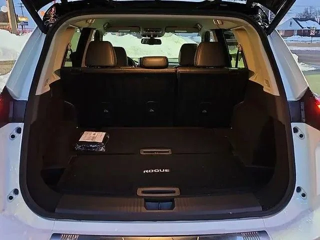 Used 2025 White/off-white Nissan SL image 26
