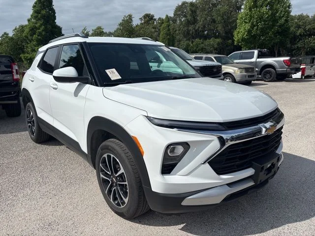 Used 2025 White Chevrolet LT image 3