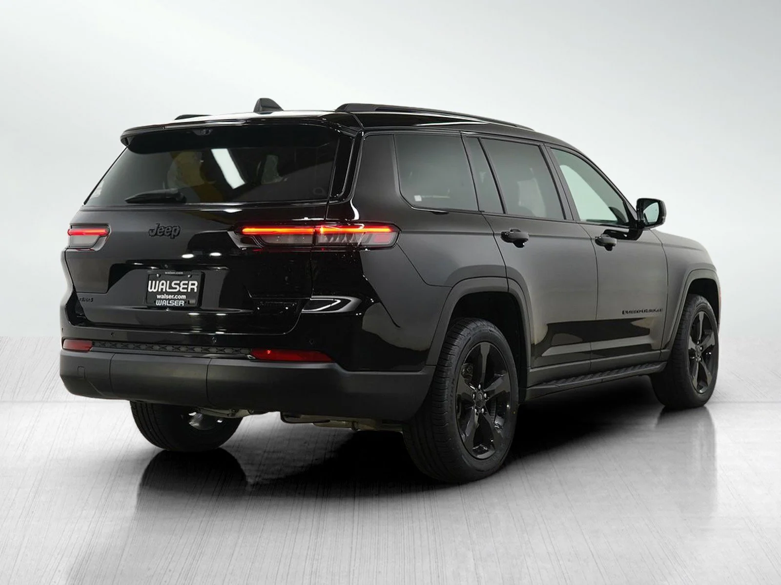 Used 2024 Diamond Black Crystal Pearlcoat Jeep Limited image 5