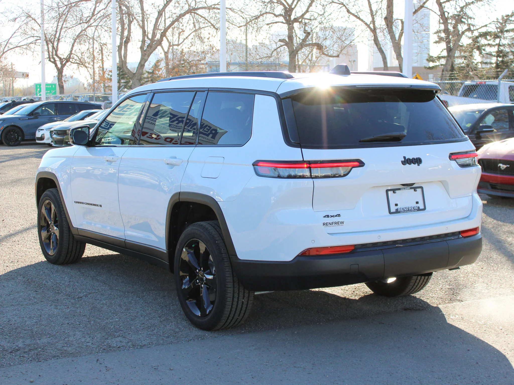 Certified Used 2025 White Jeep Altitude * V6 | Heated Leather Seats | Sunroof | Adaptive Cruise | Remote Start | Backup Camera image 13