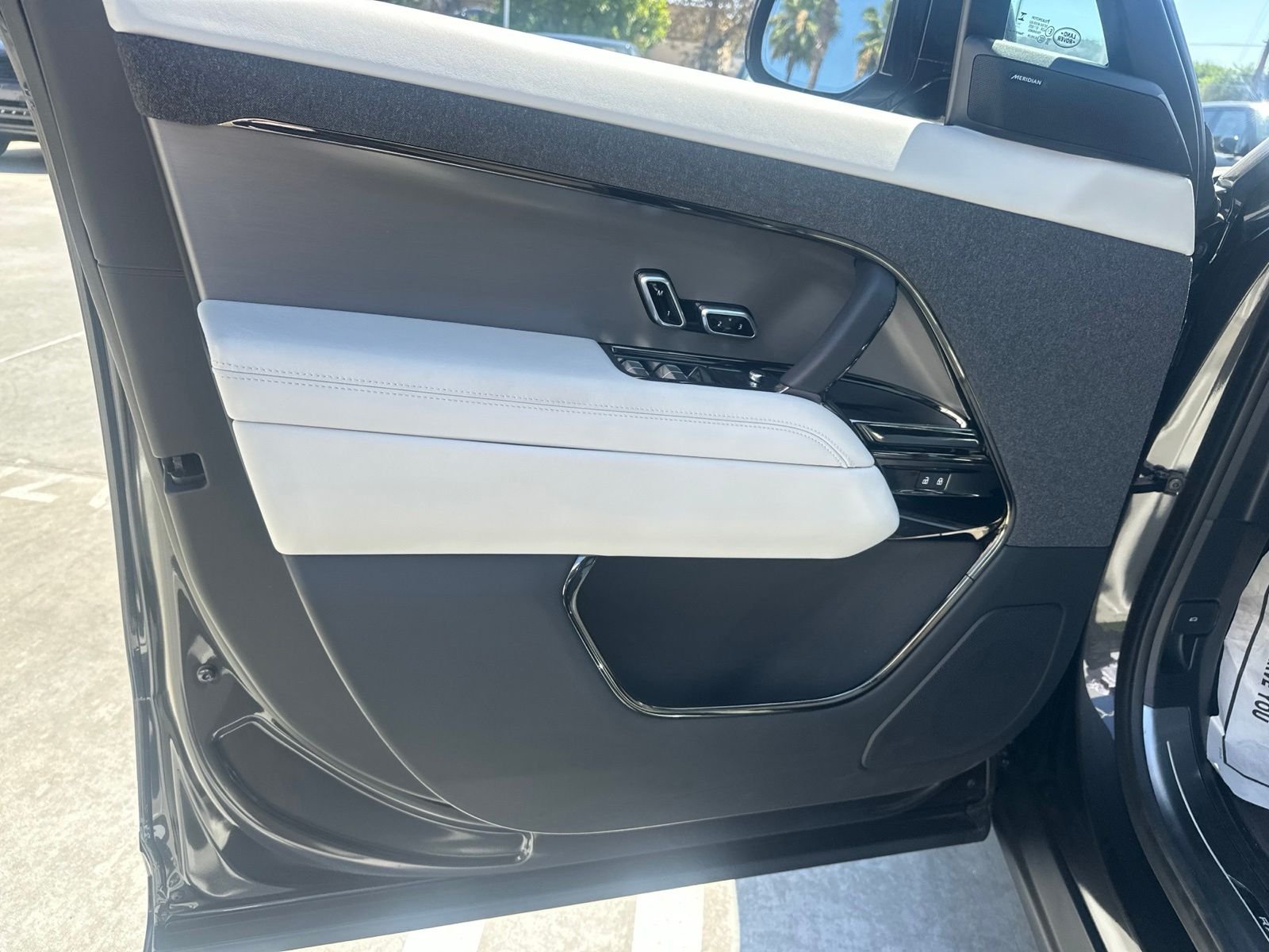 Used 2026  Land Rover SE image 10