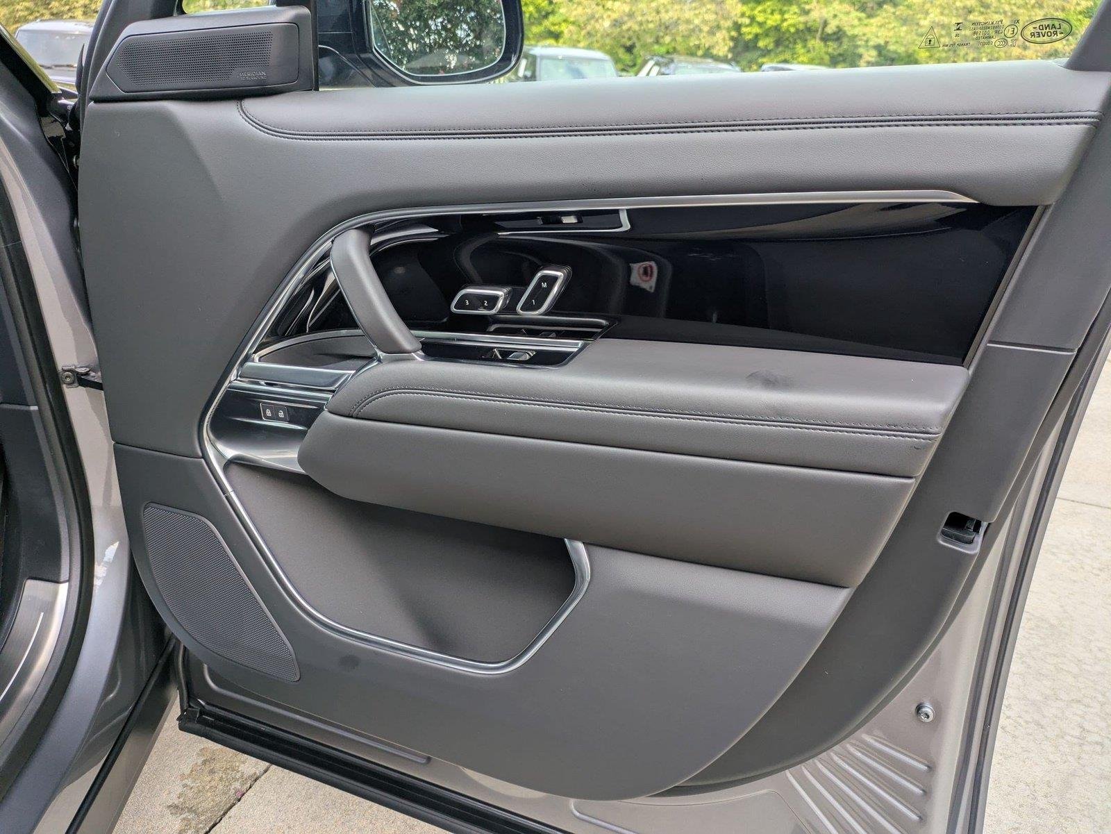 New 2026 Eiger Grey Metallic Land Rover SE image 32