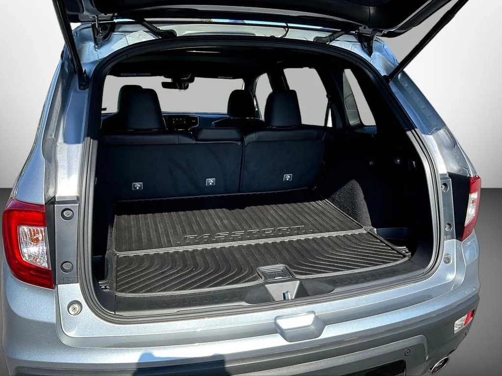 Certified Used 2019 Lunar Silver Metallic Honda Elite image 7