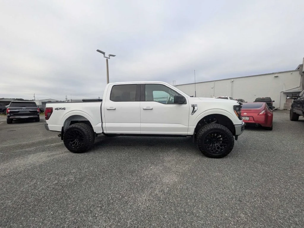 Certified Used 2025 Oxford White Ford XLT image 2
