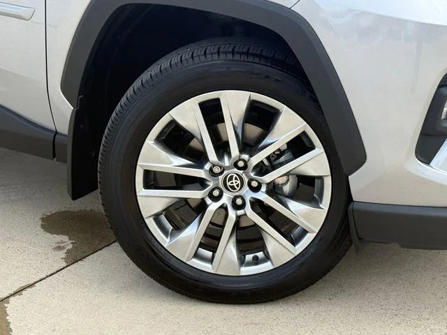 Certified Used 2025 Silver Toyota XLE Premium image 33