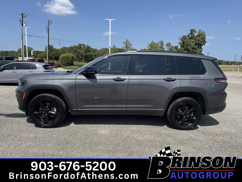 Certified Used 2023 Metallic Jeep Altitude image 8