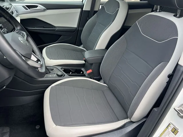 Used 2025  Volkswagen 1.5T SE image 32