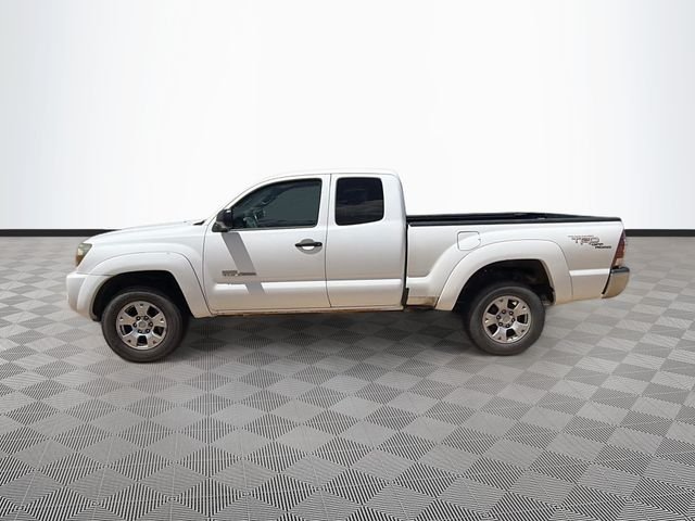 Used 2011 White Toyota Base image 4