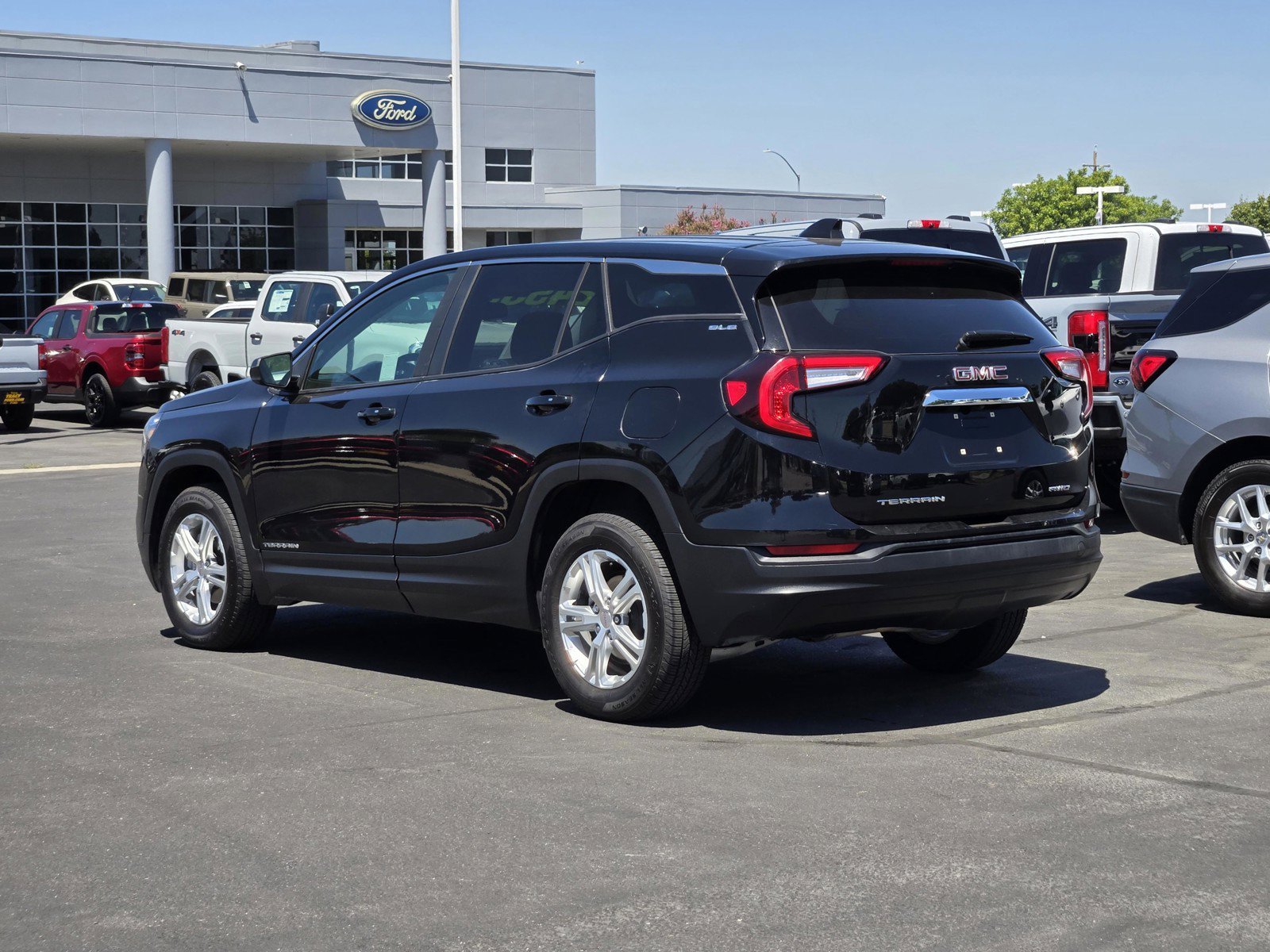 Used 2024 Ebony Twilight Metallic GMC SLE image 8