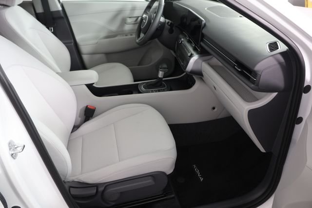 Used 2025 White Hyundai SEL image 21