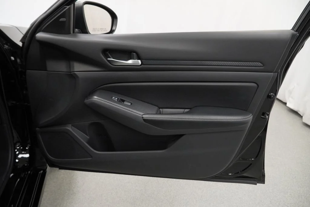 Used 2025 Black Nissan 2.5 SV image 39