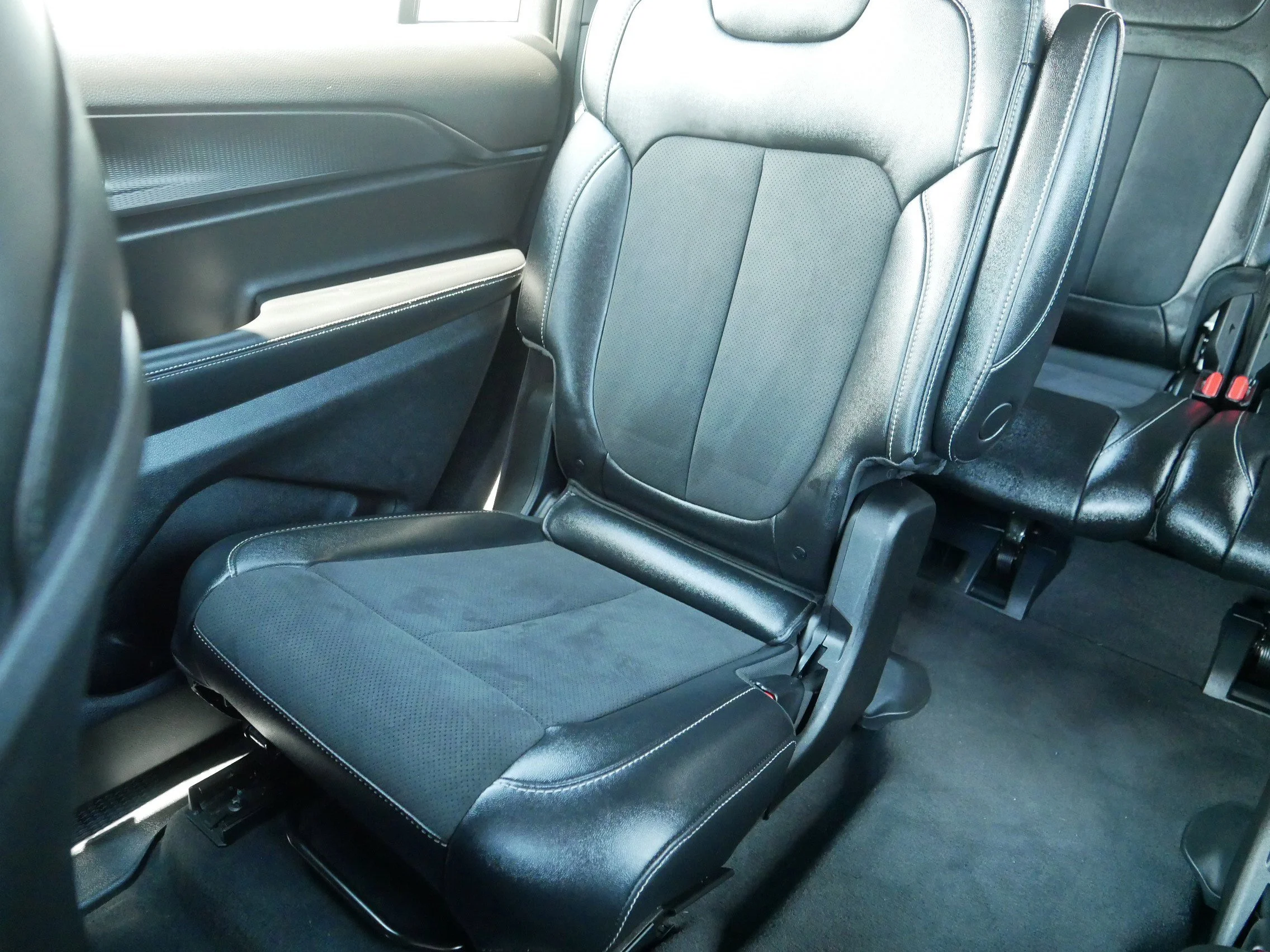 Used 2024 Velvet Red Pearlcoat Jeep Altitude X image 12
