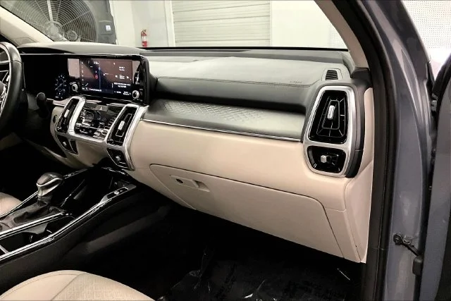 Used 2023 Everlasting Silver Kia SX image 19