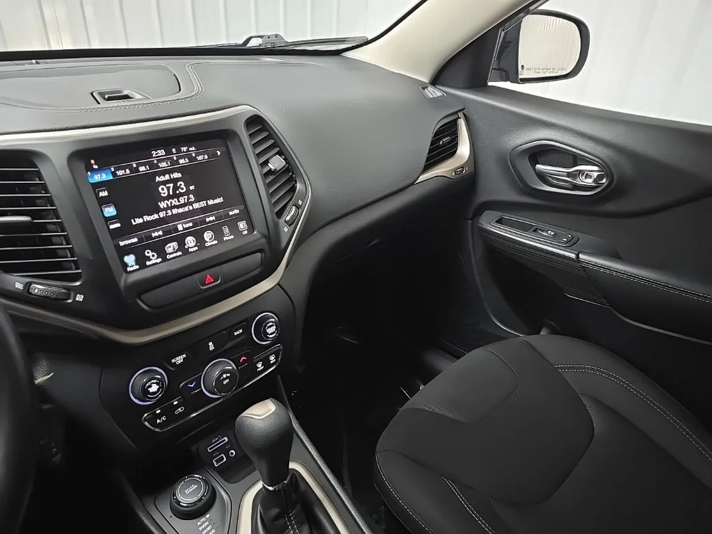 Used 2016 Beige Jeep Latitude image 25